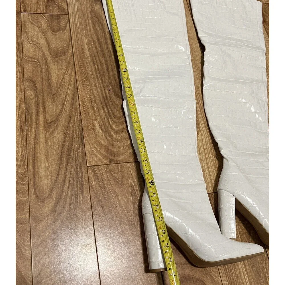 Pretty Little Things Tall Boots Size 7 White Crocodile Block Heel 70s Retro Y2K